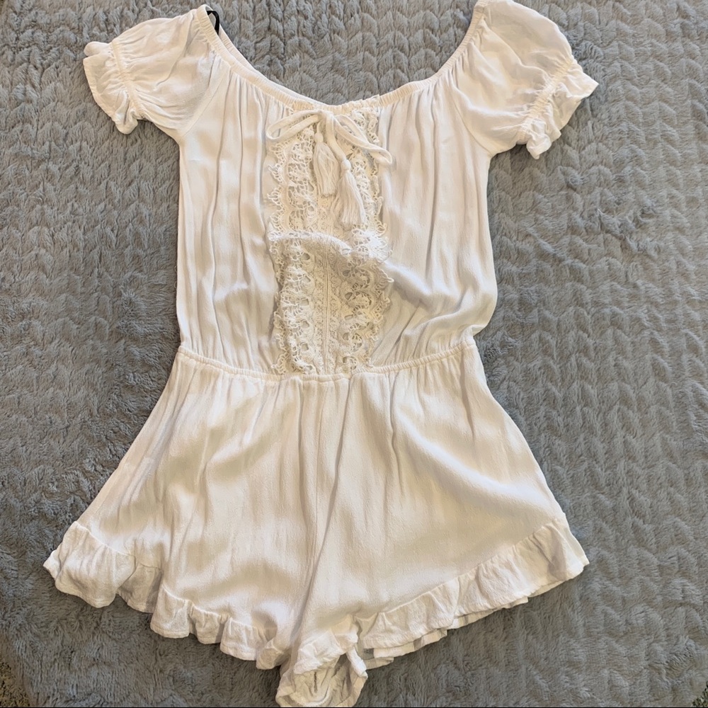 WHITE OFF THE SHOULDER ROMPER